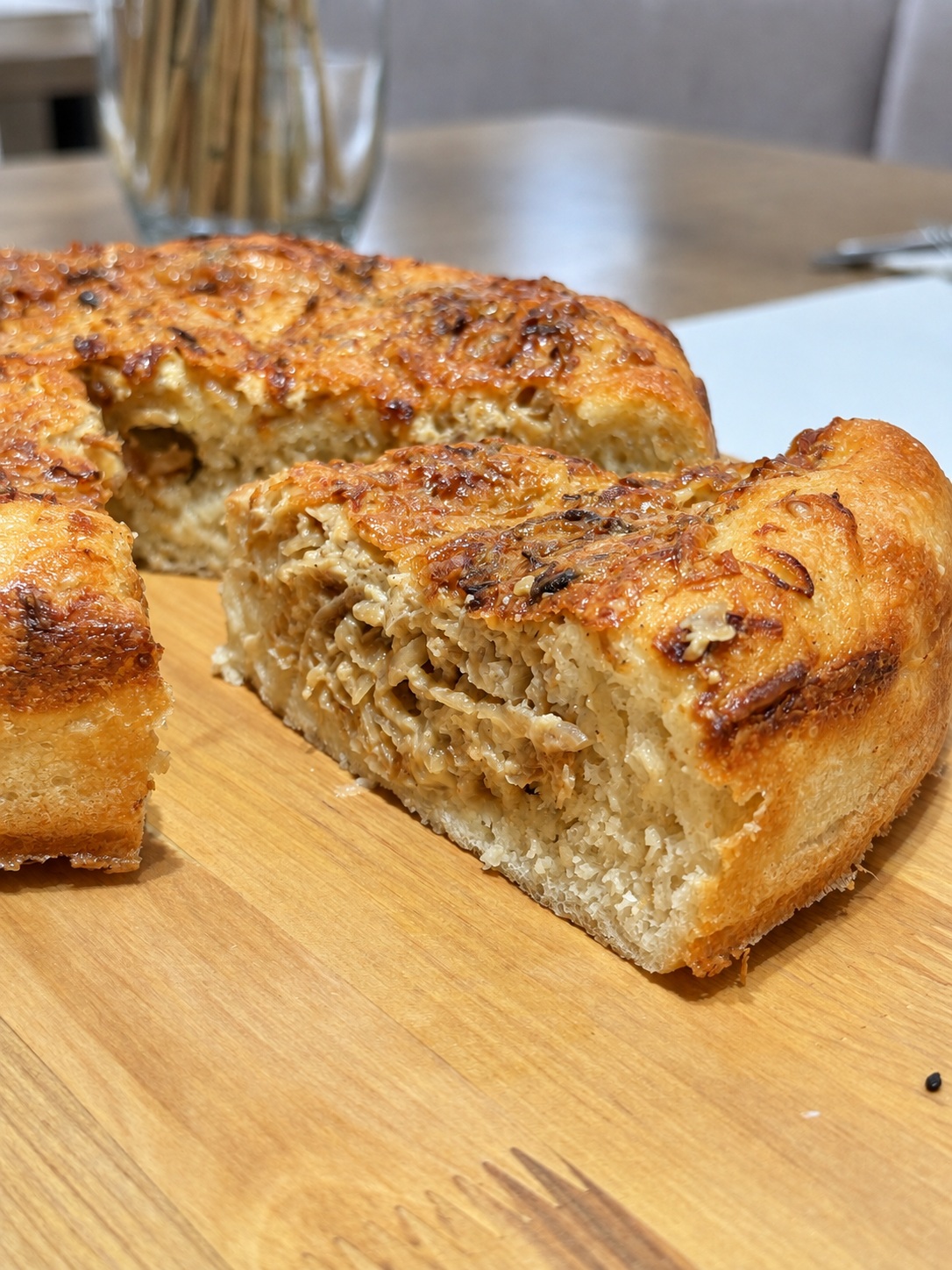 Пирог с капустой и грибами в разрезе