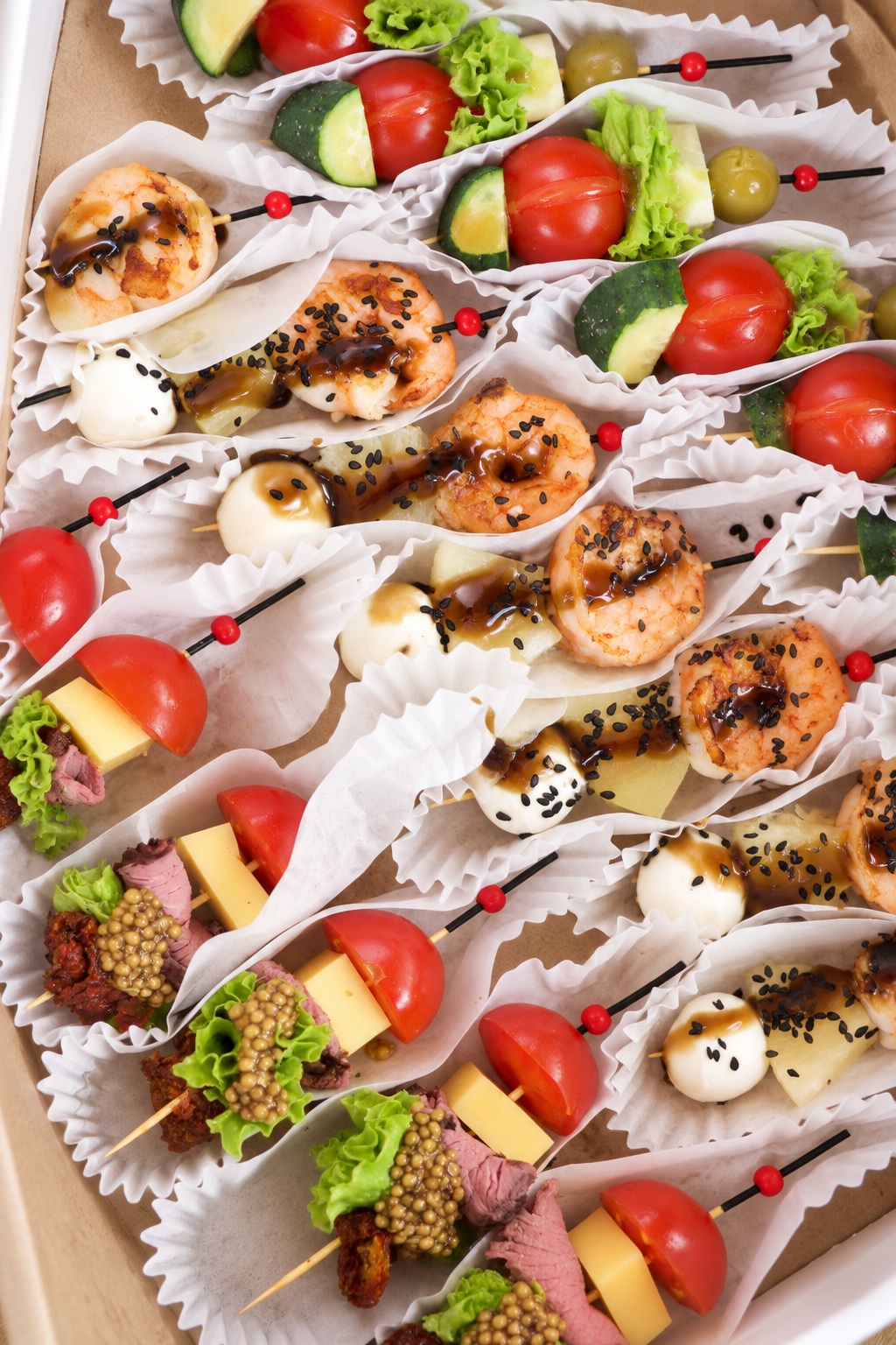 Канапе с креветкой, ростбифом и овощами крупным планом