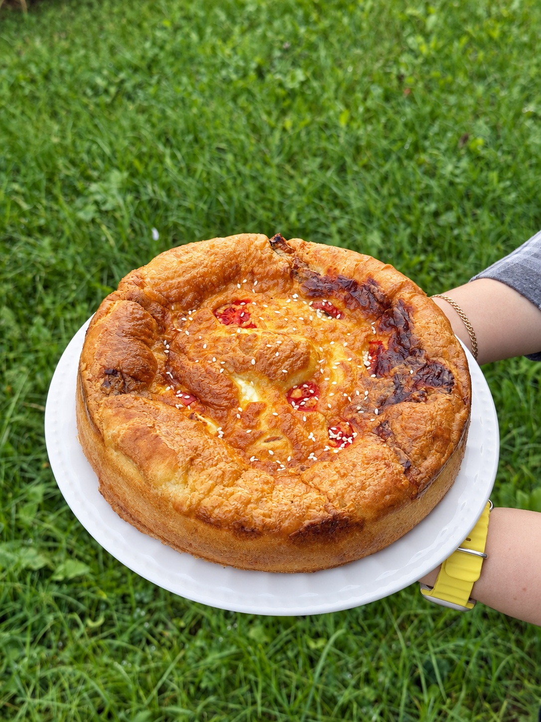 Цельный пирог с курицей, сыром фета и томатами черри